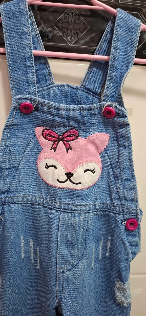 Macacão jeans bebe tamanho M e conjunto moletom  - Foto 3
