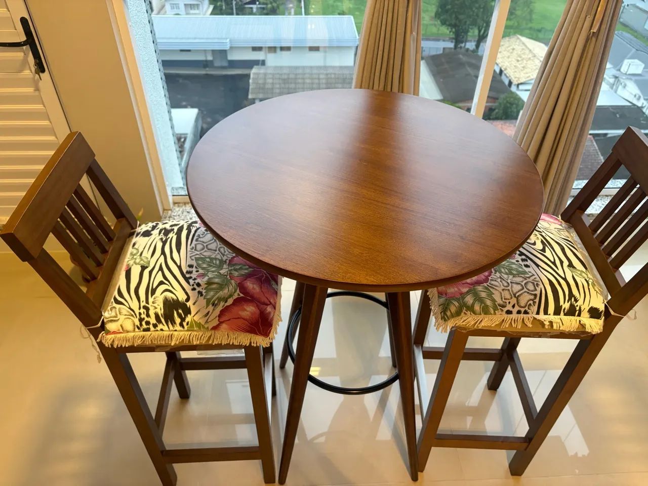 Vendo mesa Bistrô com cadeiras - Foto 2