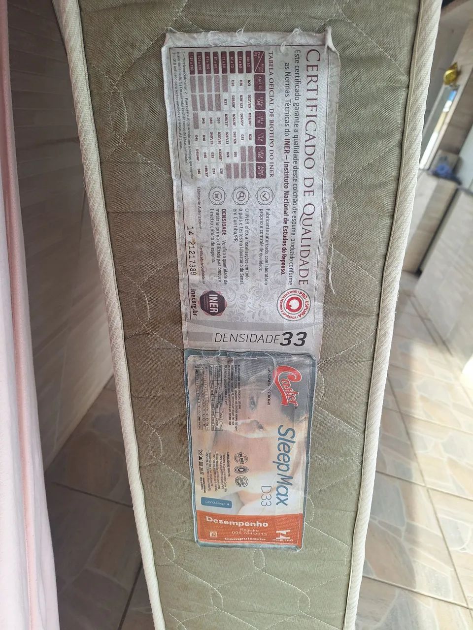 Vende-se colchão + cama de solteiro 