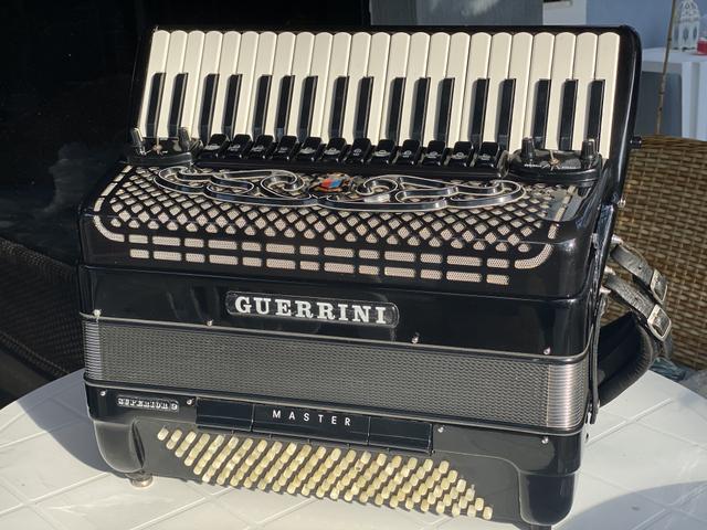 Acordeon Guerrini Superior 2. Duplo Cassoto. 4/5 de voz. Baixo em L
