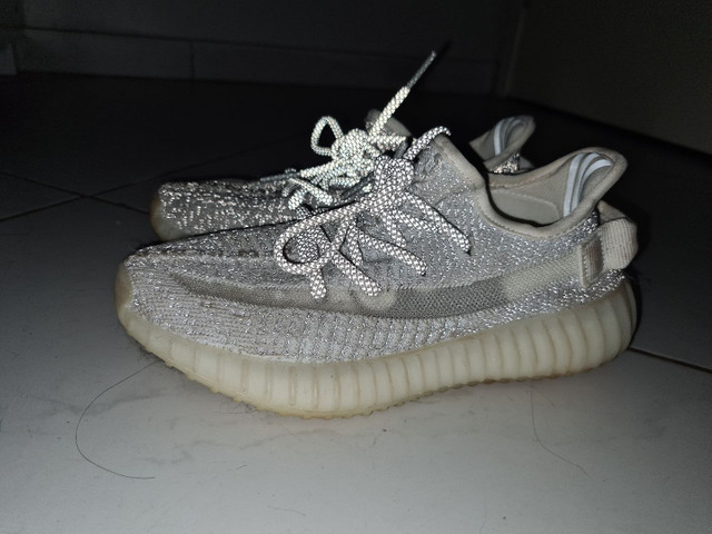 tenis yeezy refletivo