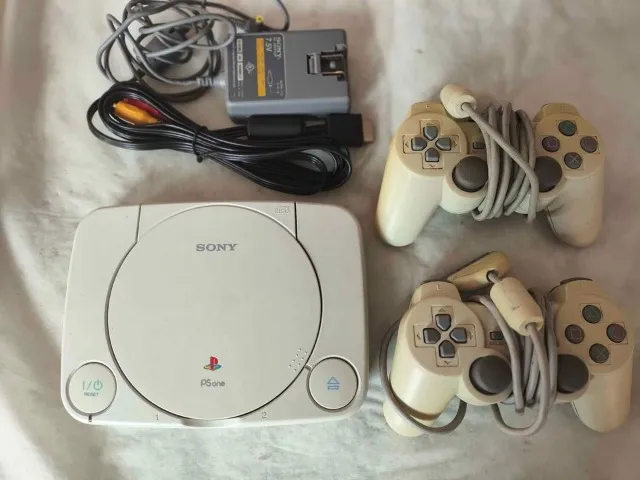 SS Games Antigos - ****Playstation One**** Revisado e testado, lendo o cd  de primeira ! Fonte original 110v, cabo AV original, 1 controle original,  brinde: 2 jogos e 1 memory card. Valor 