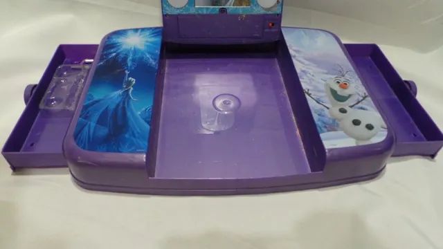 Mini penteadeira frozen da disney em plástico com 2 gavetas e espelho linda!! - Foto 4