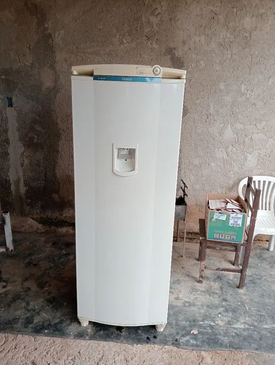 Geladeira Consul com água na porta