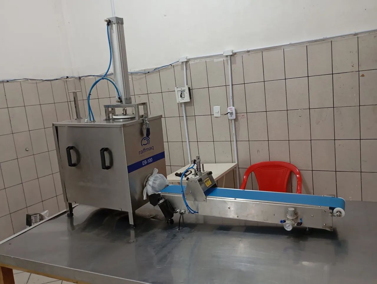 Extrusora com esteira de corte para biscoito 