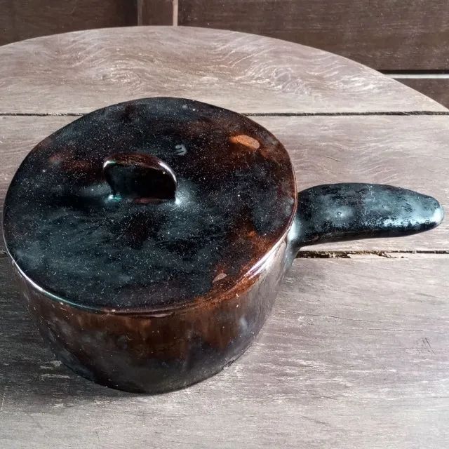 Interessante panela decorativa em cerâmica