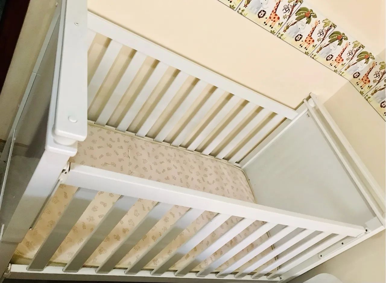 Berço que vira Mini cama de boa madeira da empresa abracadabra novo com colchão