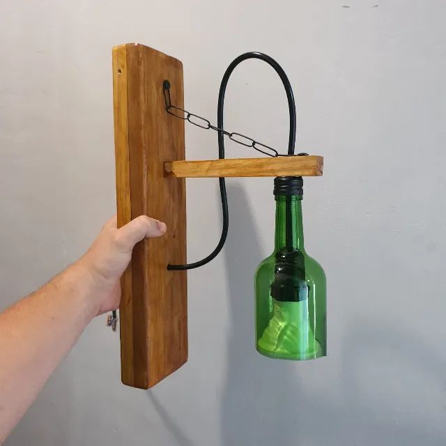 Linda luminária de parede com garrafa de vinho