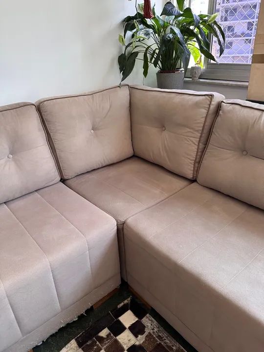 Sofá de canto em L modular suede beje com puff - Foto 2
