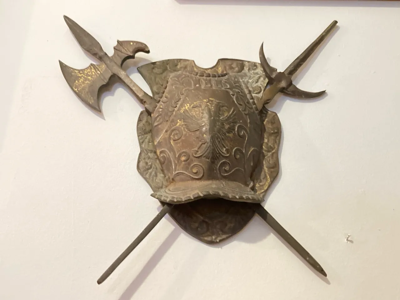 Escudo estilo medieval em bronze antigo