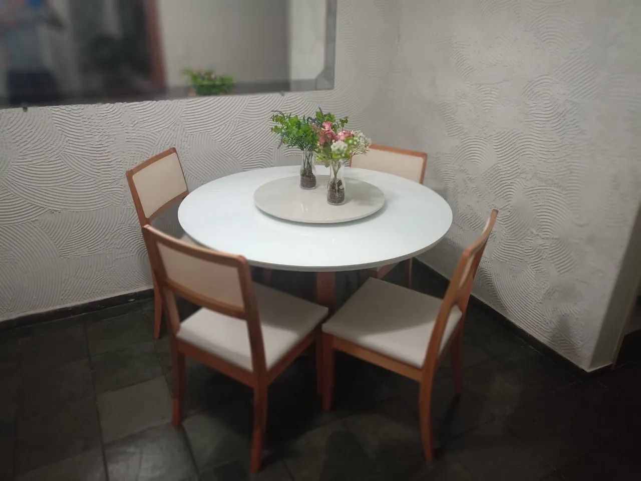 Mesa de Jantar Redonda com 4 Cadeiras resistente de madeira  - Foto 2