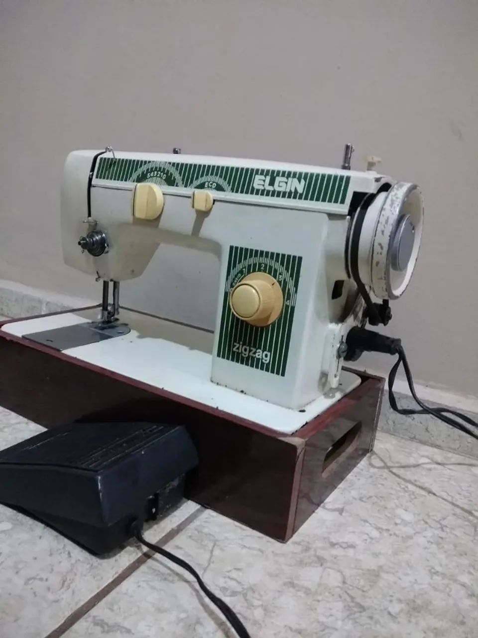 Máquina de costura Elgin antiga precisa de revisão  - Foto 4