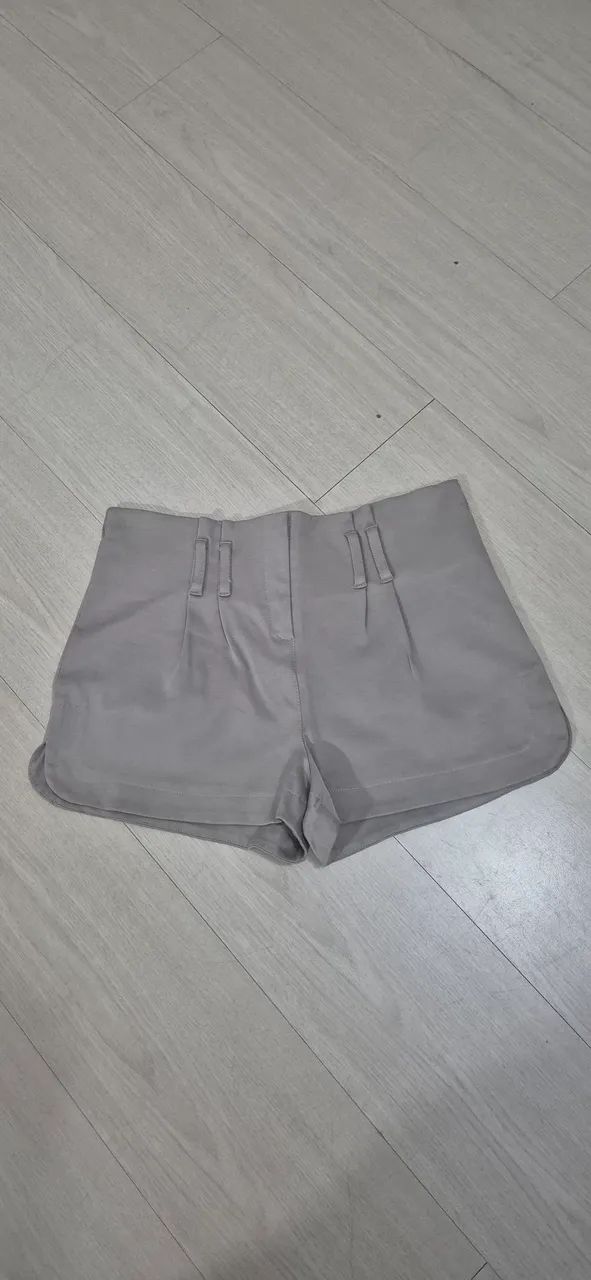 Shorts feminino bege.