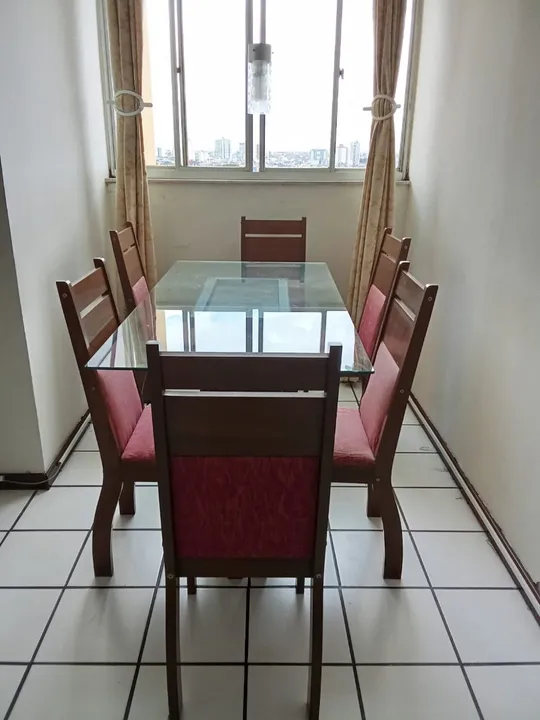 Mesa de madeira com tampo de vidro e 6 cadeiras