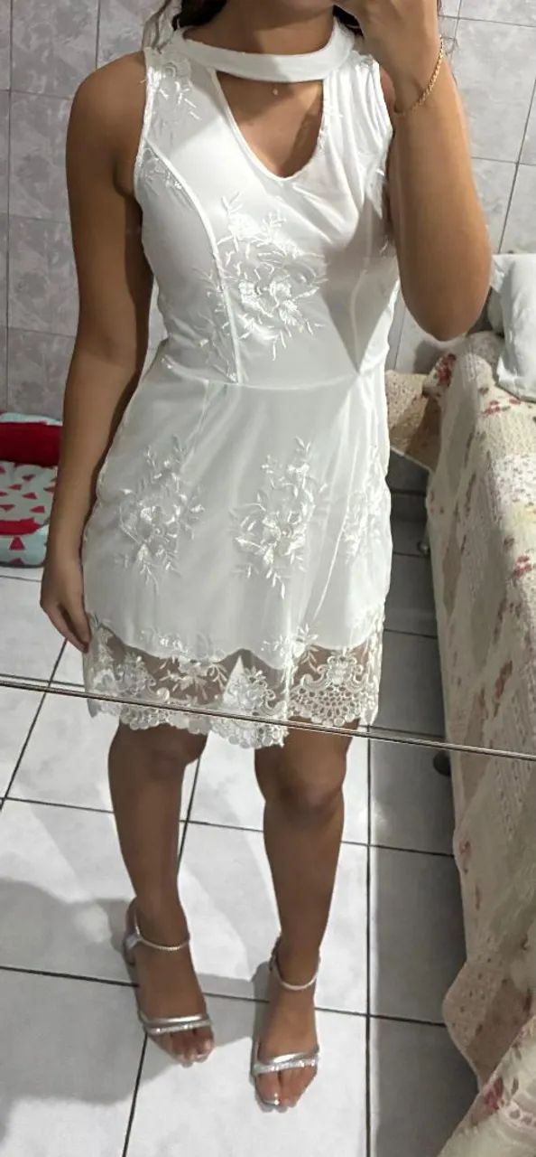 Vestido branco bordado com tela nas costas  - Foto 3