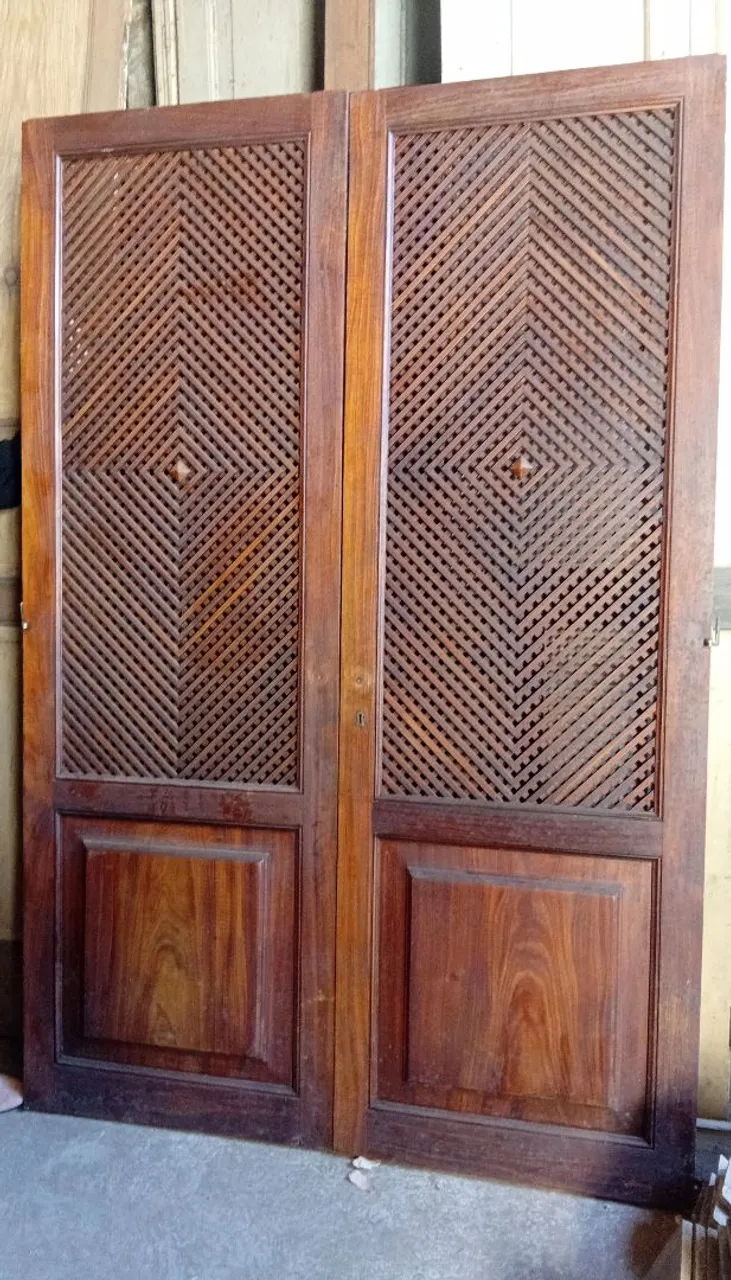 Portas de Madeira Clássicas com Detalhes em treliça