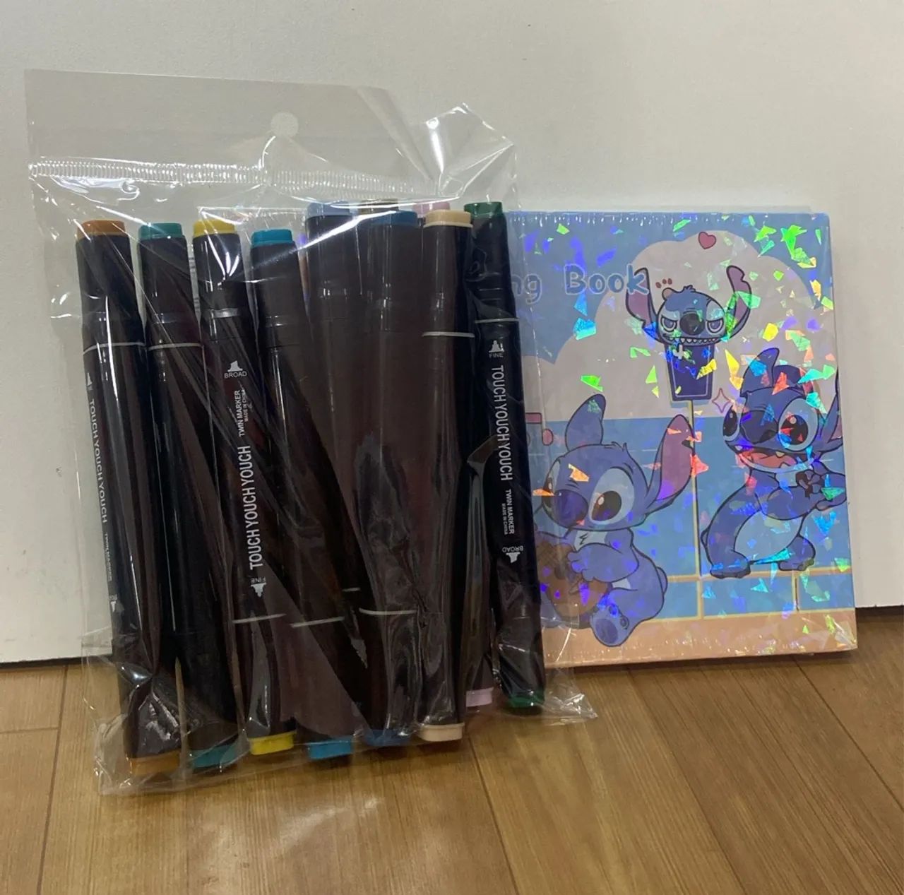 Kit de Canetas Touch e Livro de Colorir Stitch