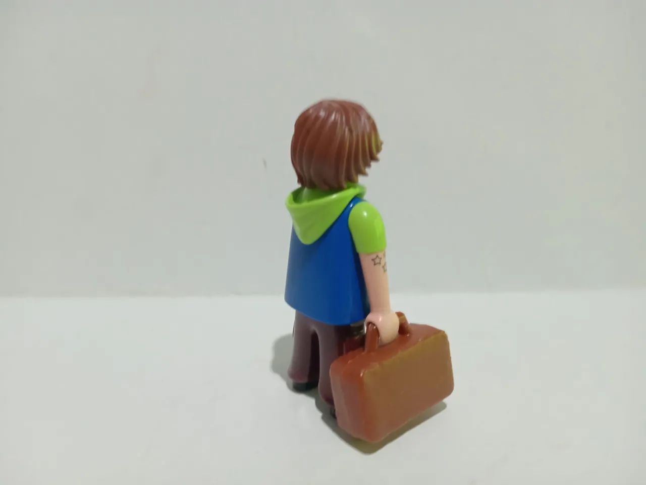 Boneco Playmobil Aventureiro com Mala - Foto 2