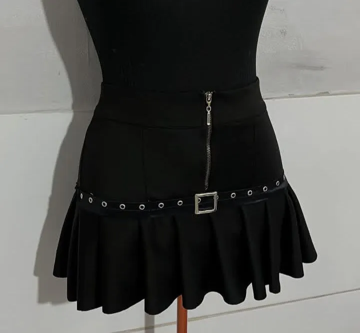 Mini saia preta com detalhes... muito lindaaaaaa