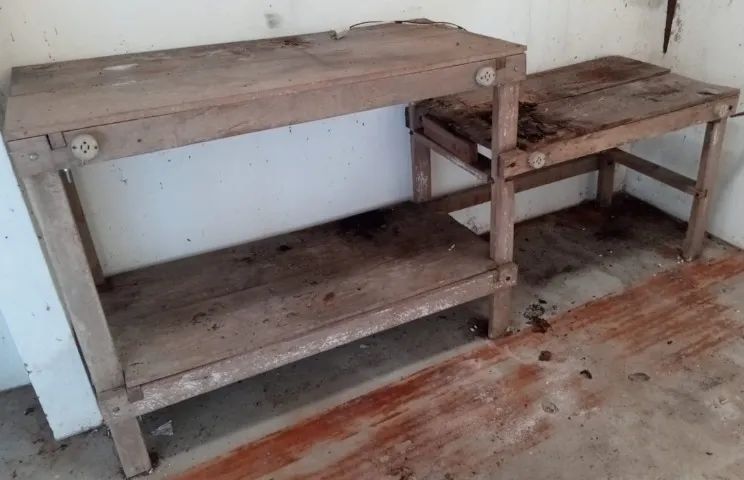 Vendo bancada de madeira com duas alturas
