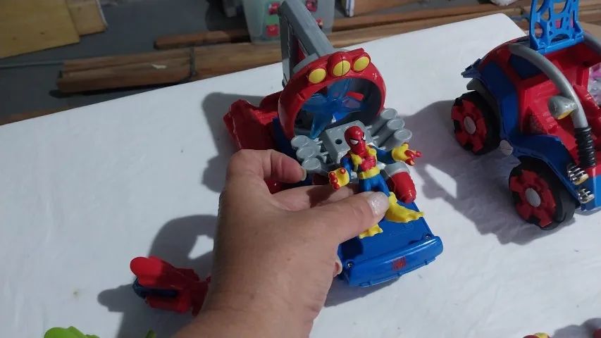 Lote Hasbro - Homem Aranha e equipamentos + amigos  - Foto 4