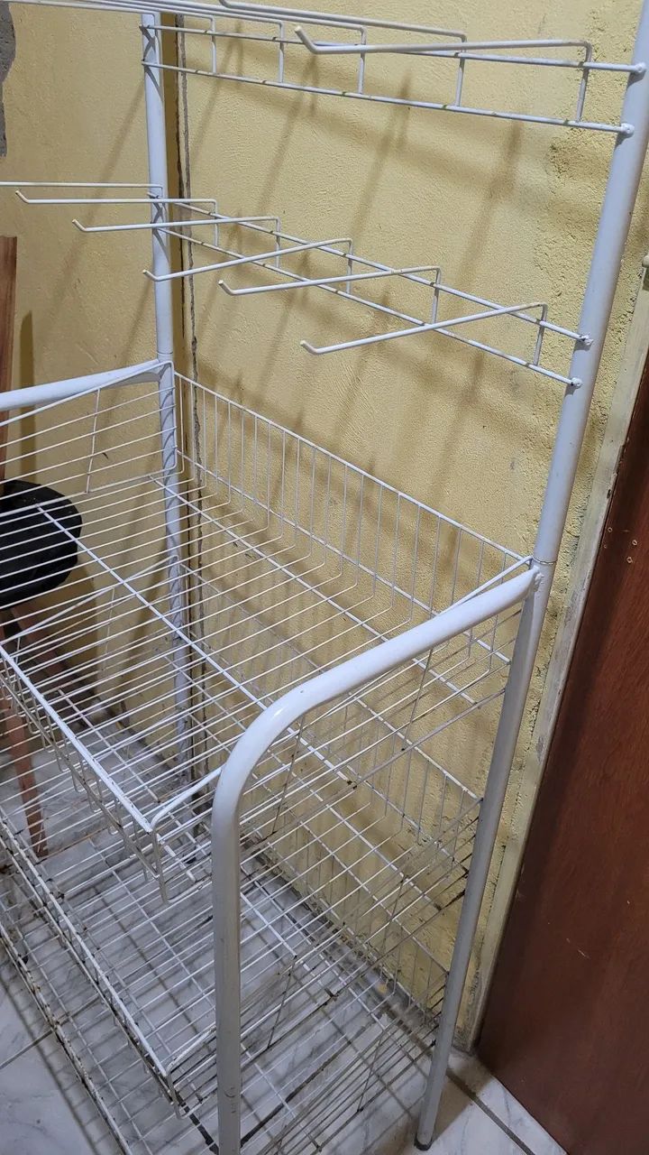 EXPOSITOR ARARA COM CESTO E GANCHO PARA ROUPAS - Foto 4