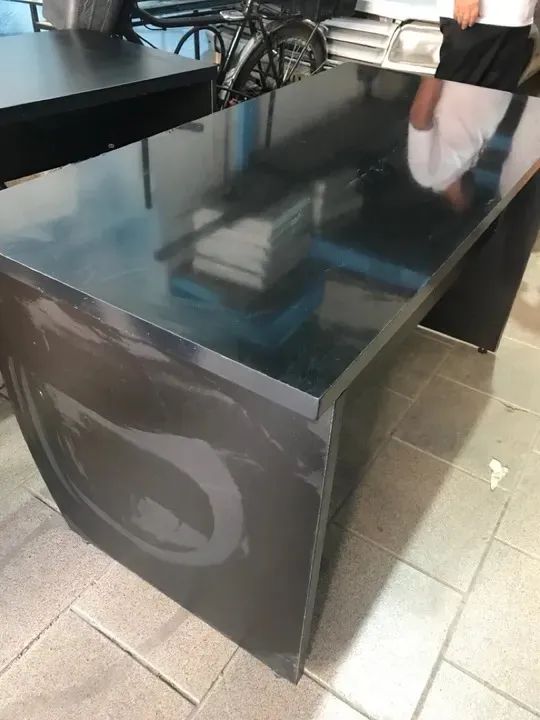 Vende-se mesa de escritório usada medindo 1,30 x 65cm - Foto 2