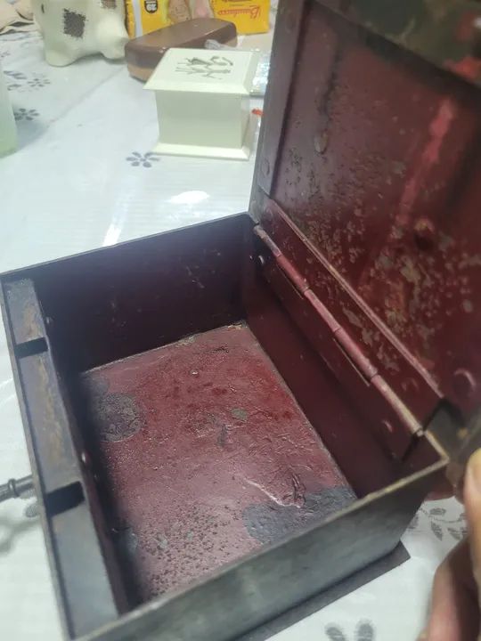 Cofre antigo,pequeno,em ferro: - Foto 4