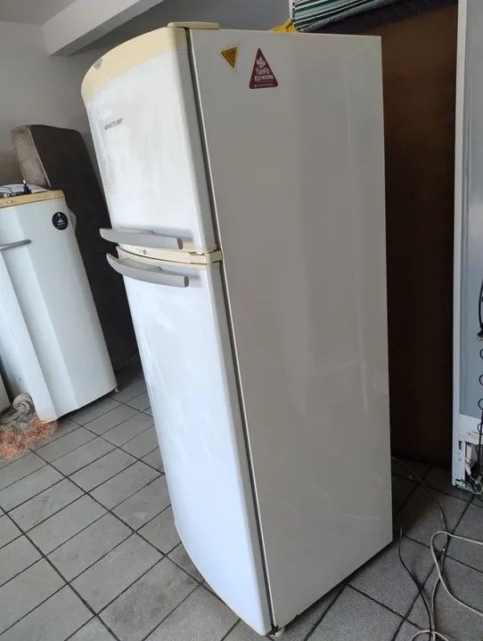 Geladeira Brastemp Frost Free 324 litros 220v ENTREGO funcionando semi nova - Foto 3