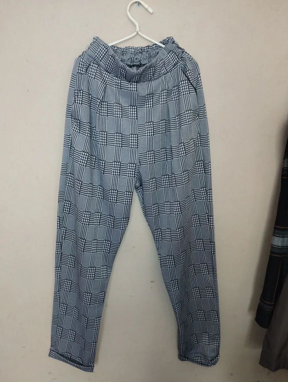 Calça Xadrez com corte social. Padrão Preto e branco. Com elastano. Elástico na cintura. 