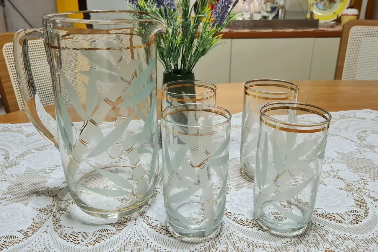 Jarro e copos de vidro com design elegante - Foto 2