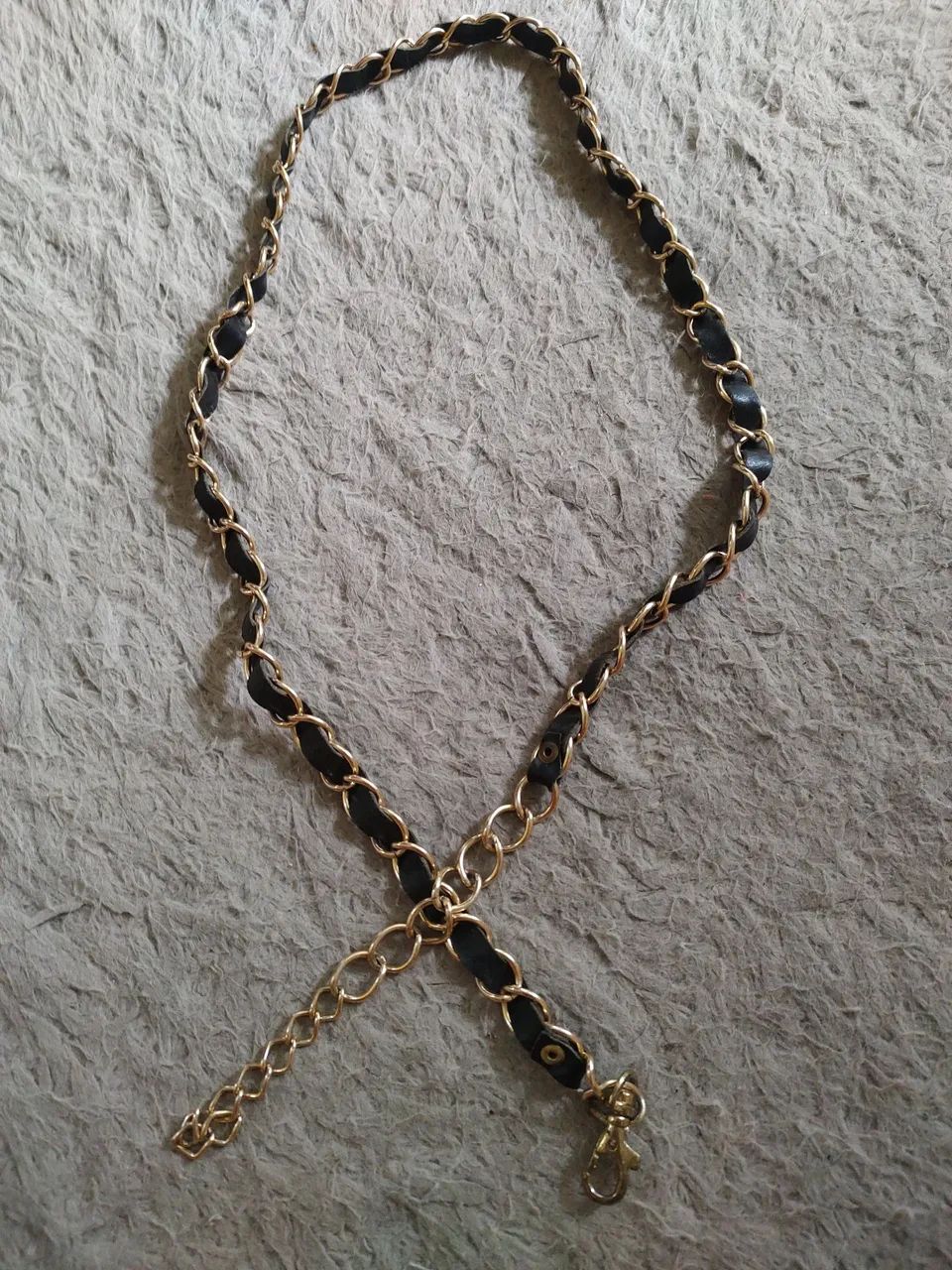 Cinto preto feminino.