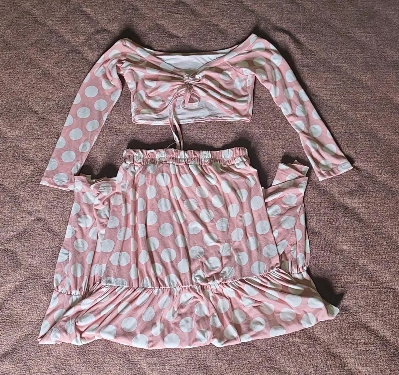 Conjunto cropped e saia rosa com bolinhas