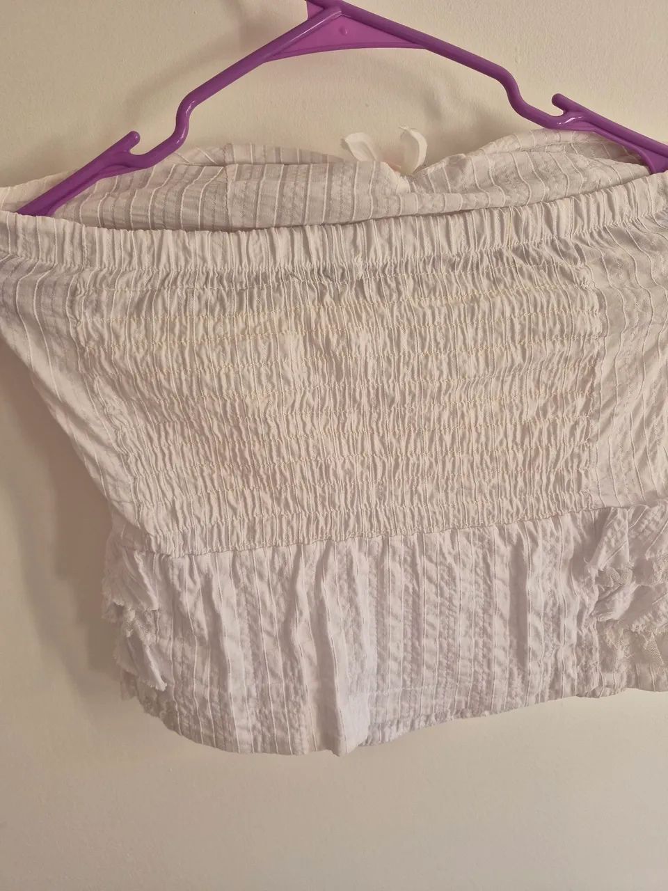 Top branco com detalhes e flor - Foto 4