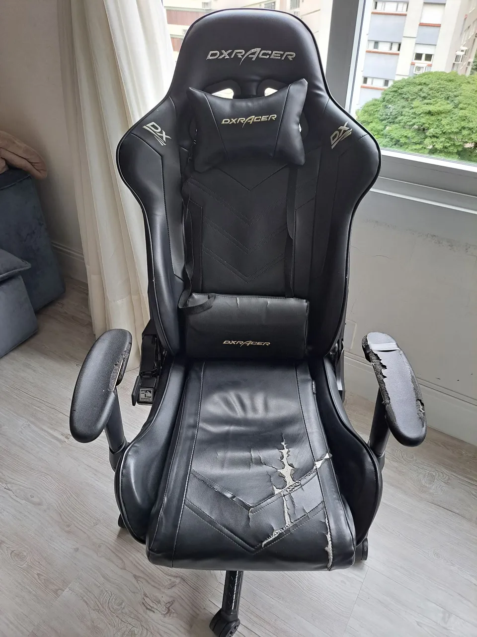 Cadeira Gamer DXRacer - Necessita de reparos