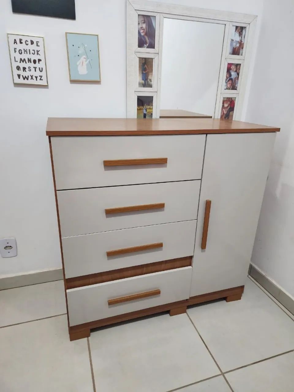 Cômoda com 4 gavetas e porta