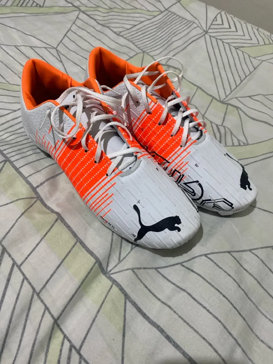 Chuteira Puma Futuro Ultra - Detalhes Laranja