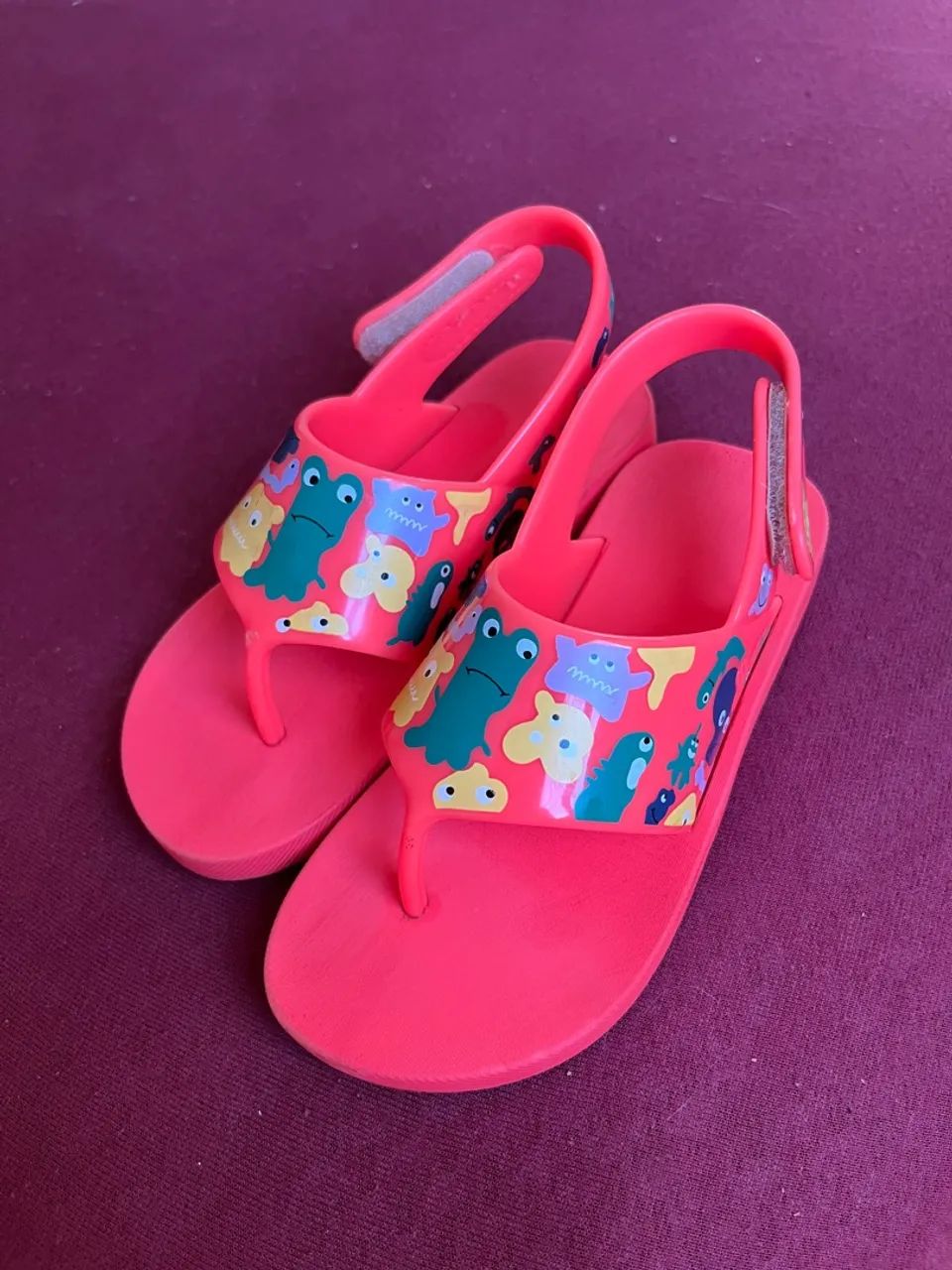 Sandálias infantis com design divertido