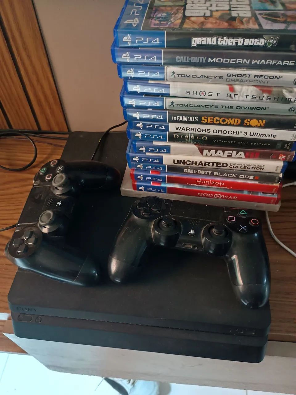 PS4 1 terá  com 2 controles e jogos 14 jogos 