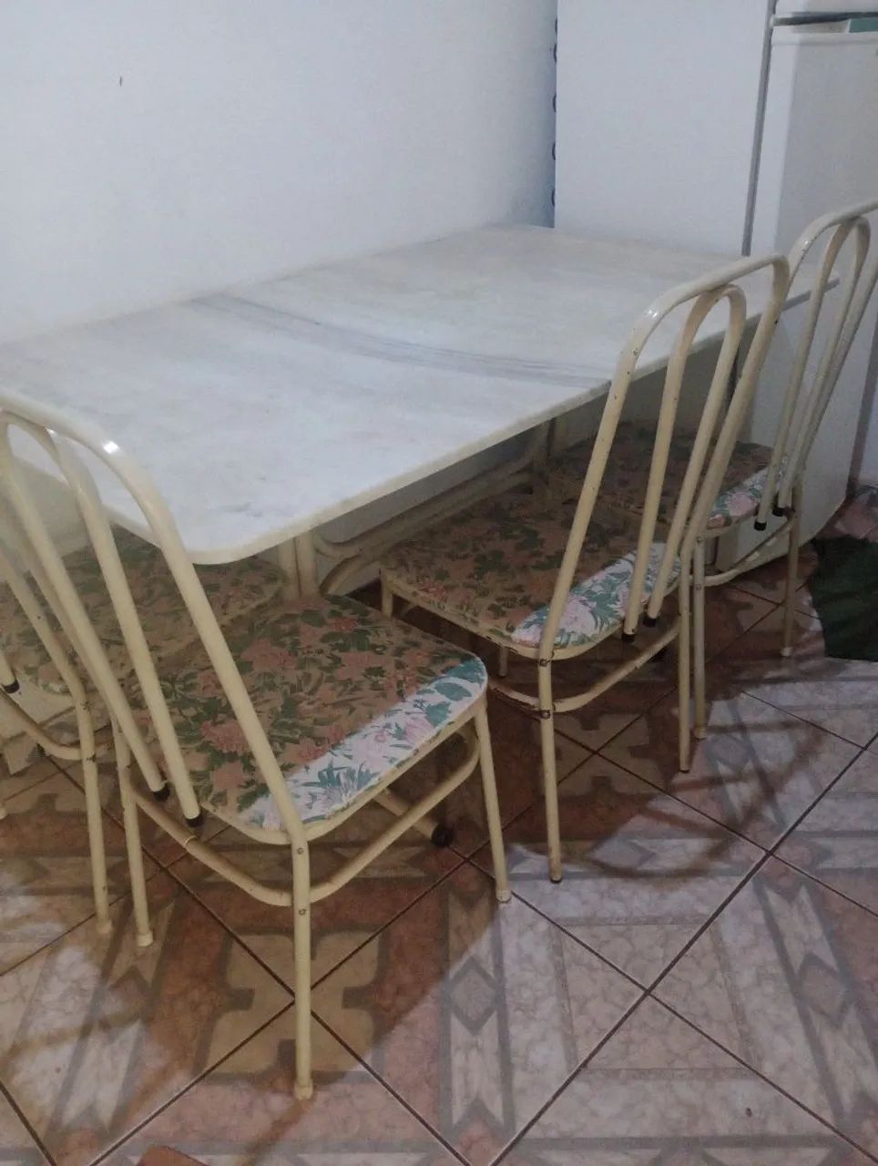 Conjunto de mesa com 4 cadeiras 
