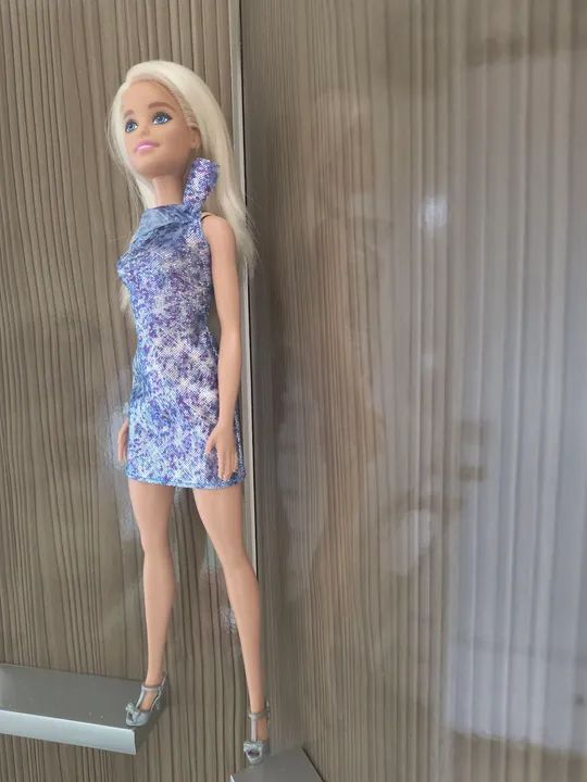 Boneca Barbie em vestido azul Linda! - Foto 4