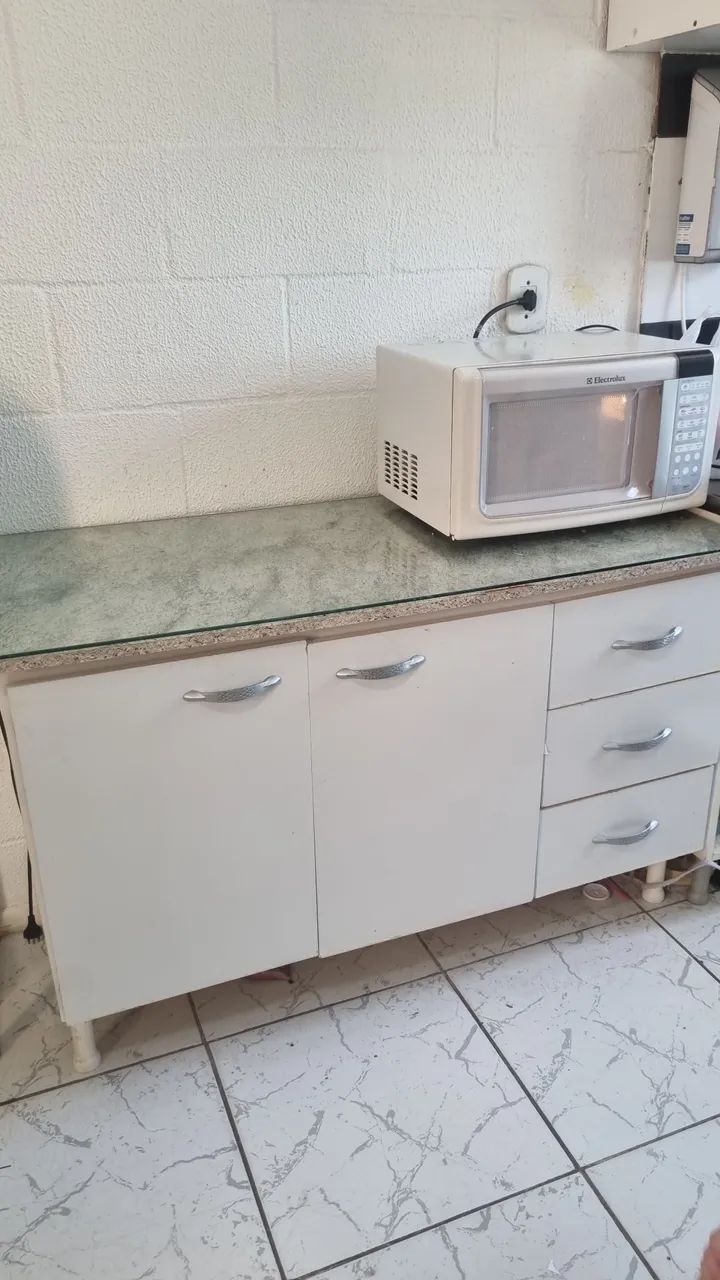 Armário com tampo de vidro