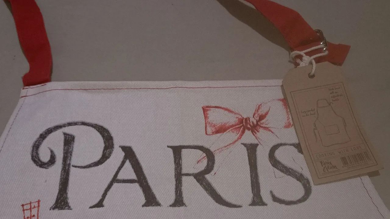 Avental 100% algodao,com estampa de elementos icones de paris,ajuste no pescoço,sem uso. - Foto 5