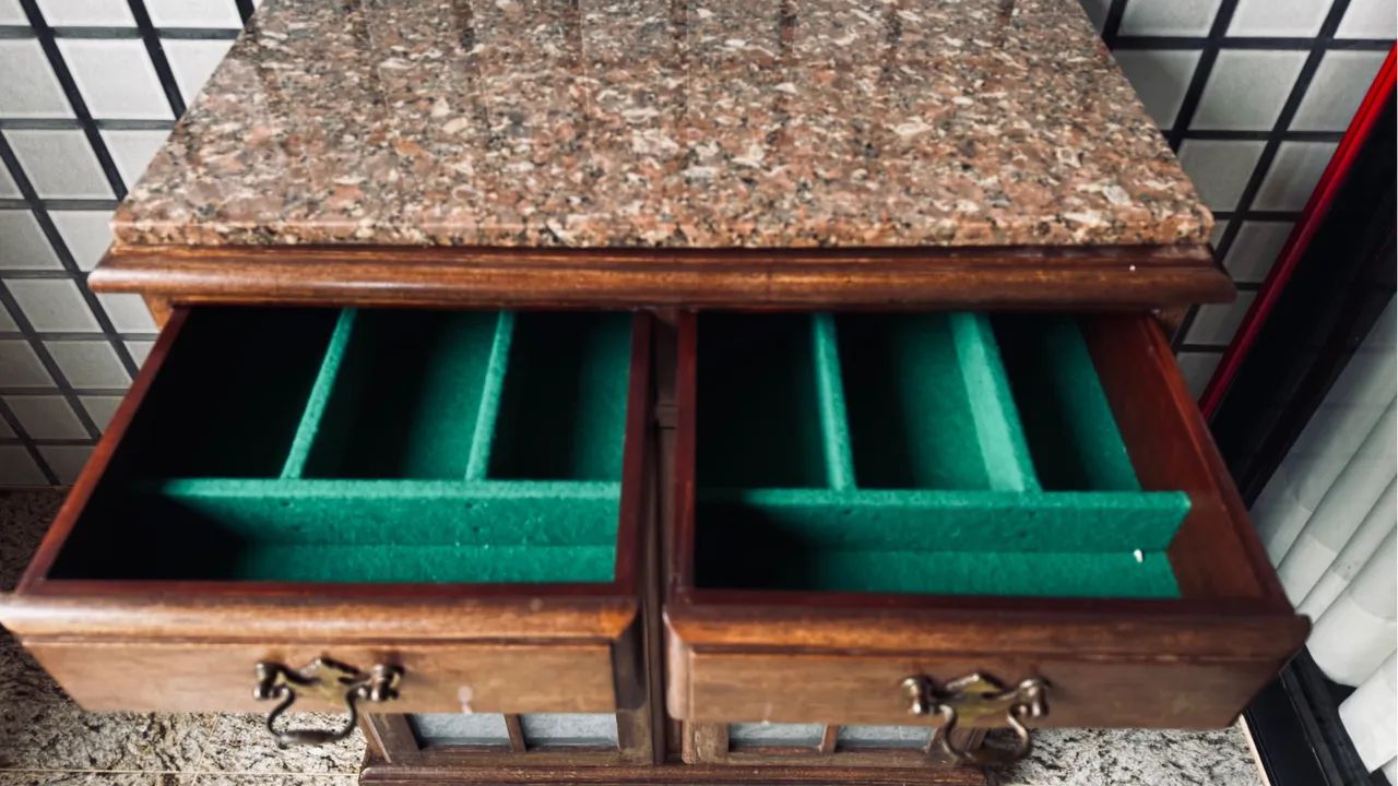 Armarinho lindo de vidro madeira e mármore  - Foto 3