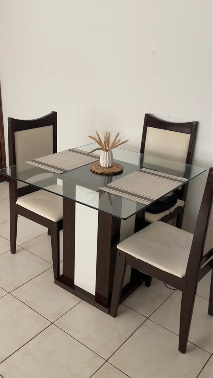 Mesa tampo de vidro com cadeiras