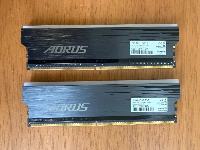 Memória RAM 16GB (2x 8GB) DDR4 3333MHz RGB Aorus Perfeito Estado