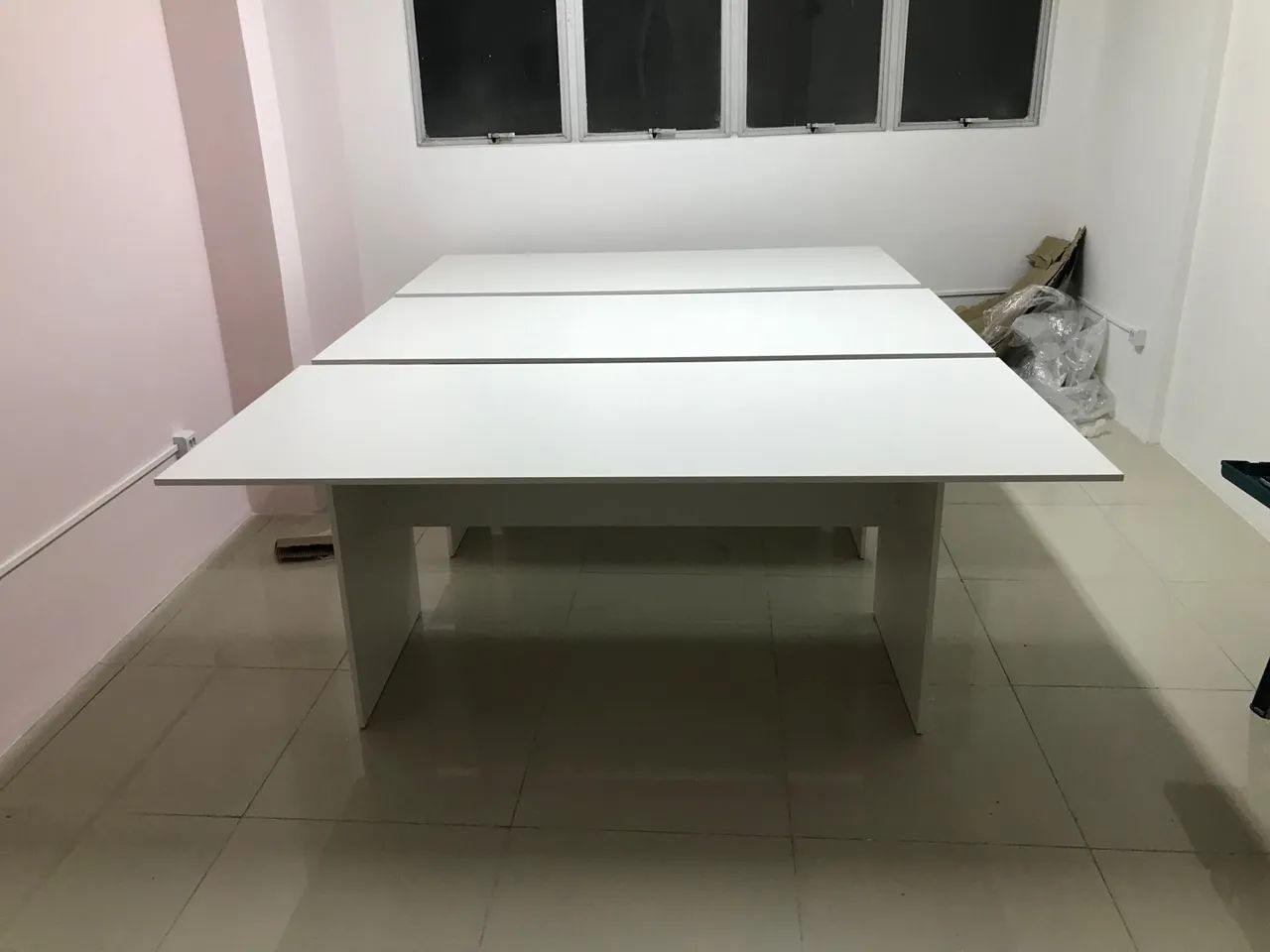Mesa de escritório grande e clean