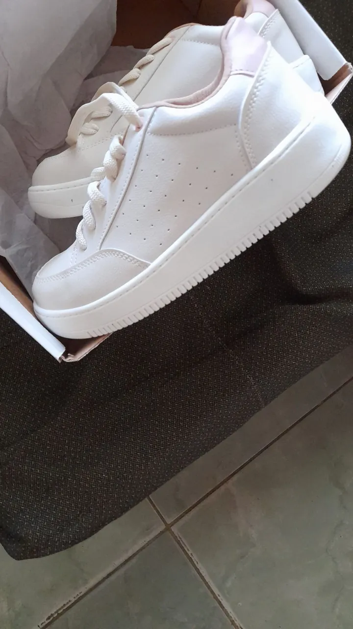 Tênis beje casual feminino
