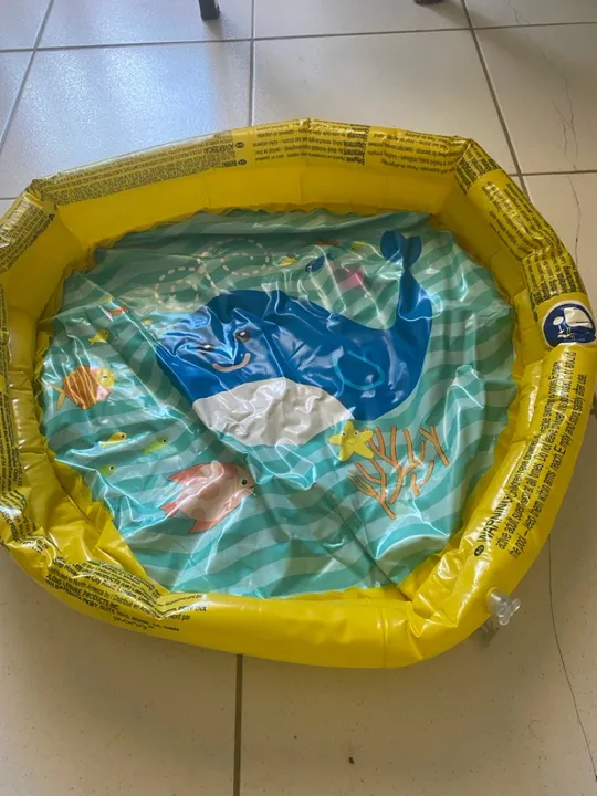 Piscina inflável infantil com desenho de baleia