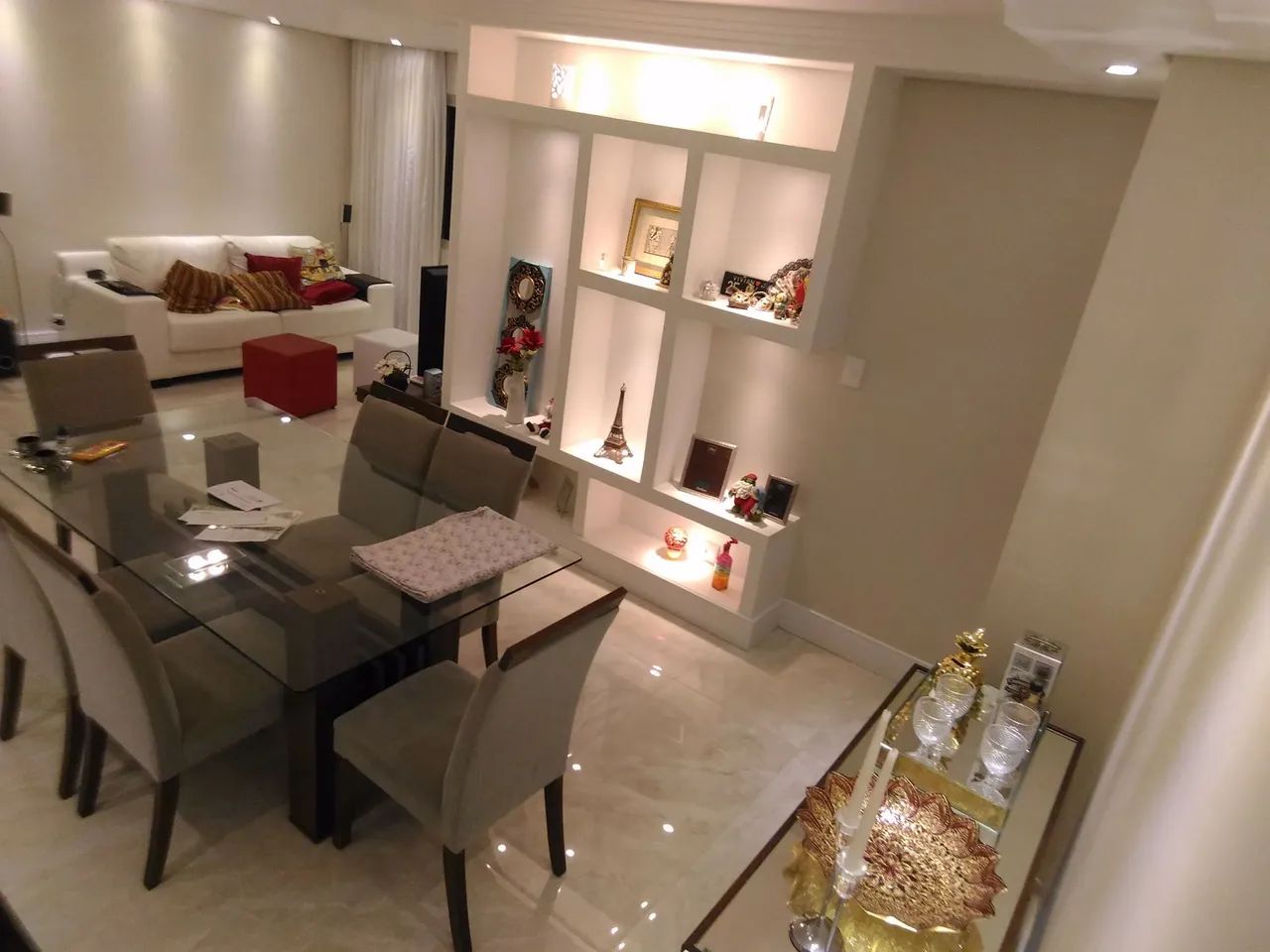 Mesa moderna + 6 Cadeiras Elegantes, mesa com Tampo de Vidro.